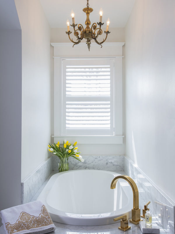 Beautiful Cottage in Linstead Window Over Tub